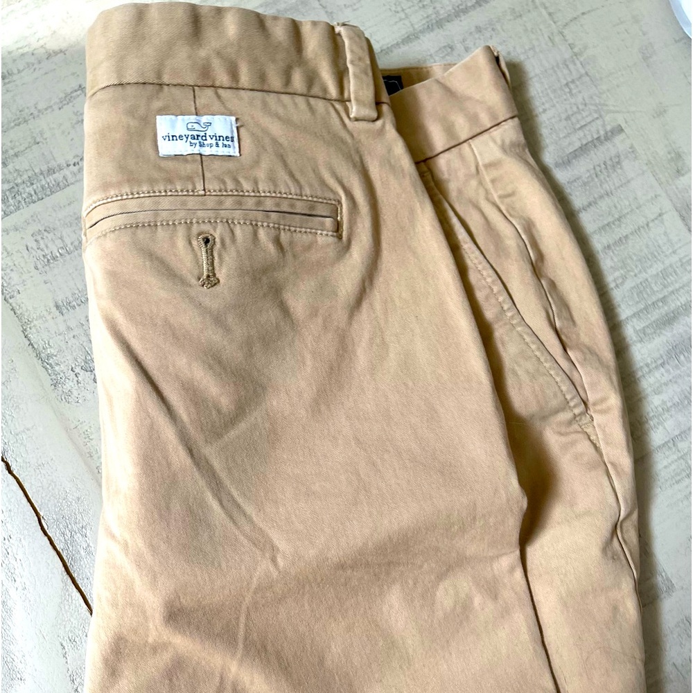 Vineyard Vines men’s khaki slim fit breaker pants. Great condition size 32x34
